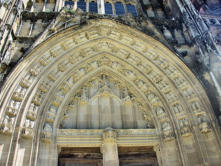Saint-Antoine-l'abbaye : l'église Saint Antoine, détail du portail