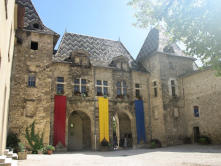 Saint-Antoine-l'abbaye : batiments de la cour intérieure de l'abbaye