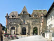 Saint-Antoine-l'abbaye : entrée principale de l'abbaye et la place Ferdinand Gilibert