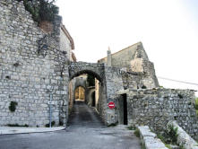 La Garde Adhémar : les arches dans le village