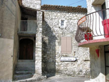 La Garde Adhémar :entrée de maison avec escalier et maison avec balcon