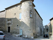 La Garde Adhémar :  maison avec tour romane