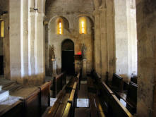 La Garde Adhémar : l'église Saint Michel, autre vue de la nef et du bas côté