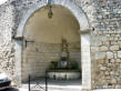 La Garde Adhémar : Fontaine Saint-Michel avec statue de l'archange Saint-Michel 