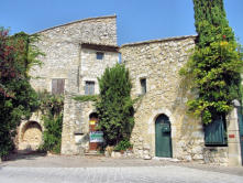 La Garde Adhémar : maisons de la place du village