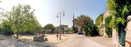 La Garde Adhémar : place centrale du village