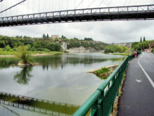 Saint Martin d'Ardèche : route, piste cyclable, pont suspendu, rivière