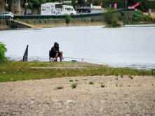 Saint Martin d'Ardèche : pêcheur au bord de l'Ardèche