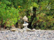 Saint Martin d'Ardèche : construction sur la plage de galets