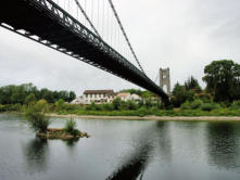 Saint Martin d'Ardèche : pont suspendu au dessus de la rivière Ardèche