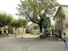 Aiguèze : Place du village