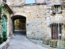 Aiguèze : départ du chemin de ronde