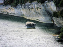 Aiguèze : vue sur la rivière ardèche et le rocher grain de sel