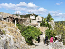 Aiguèze : le chemin de ronde et des maisons médiévales