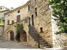 Aiguèze : maison en pierre avec escalier