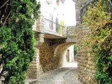 Aiguèze : ruelle et maison avec balcon