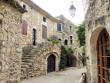 Aiguèze : maisons médiévales à escalier et ruelle