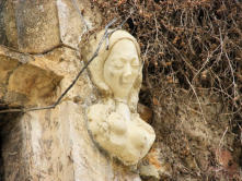 Aiguèze : sculpture 2 sur une maison