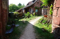 Collonges la Rouge : rue avec exposition d'art