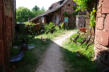 Collonges la Rouge : rue avec exposition d'art