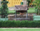 Saint Loup Lamairé : puit dans un jardin