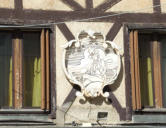 Partenay : maison à pan de bois et blason