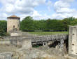 Partenay : ruines et en arrière plan la tour de la poudrière