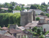 Partenay : porte Saint Jacques et toits des maisons de la ville