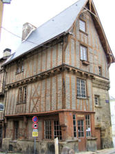 Thouars : maison particulière à colombages