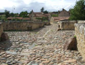 Saint Généroux : dallage du  pont roman ( vieux pont )