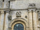 Saint Jouin de Marnes : sculptures, colonnes, vitrail de l'abbatiale Saint Jouin