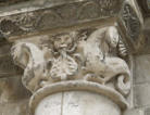 Saint Jouin de Marnes : sculpture sur colonne de l'abbatiale Saint Jouin