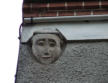 Saint Loup Lamairé : sculpture dans l'angle d'une maison