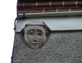 Saint Loup Lamairé : sculpture dans l'angle d'une maison