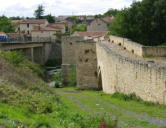 Saint Généroux : le pont roman ( vieux pont ) et descente vers les berges