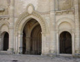 Airvault : porche de l'église Saint Pierre