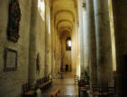 Airvault : bas côté gauche vers l'entrée de l'église Saint Pierre