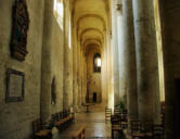 Airvault : bas côté gauche vers l'entrée de l'église Saint Pierre