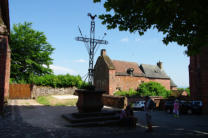 Collonges la Rouge : place de l'église