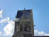 Sainte Mère l'église :l'église avec son parachutiste suspendu au clocher