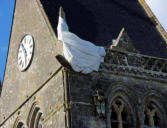 Sainte Mère l'église :l'église avec son parachutiste suspendu au clocher