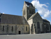 Sainte Mère l'église :l'église avec son parachutiste suspendu au clocher