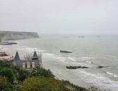 Arromanches : vue sur la ville et les ruines du port artificiel