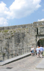 Concarneau :  entrée de la ville fortifiée