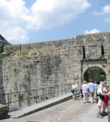 Concarneau :  entrée de la ville fortifiée